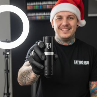 🎁 Hledáte perfektní vánoční dárek pro začínajícího tatéra? Naše kompletní tetovací sada s novým TattooHub Stinger V2 je...